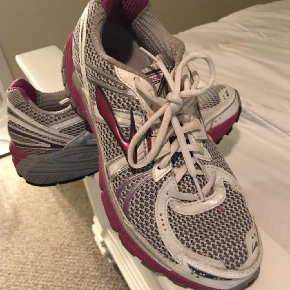 Tennis shoes